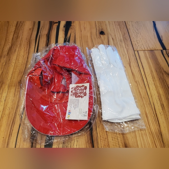 Nwt Super Mario hat and gloves - Picture 3 of 3